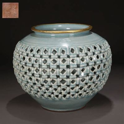  A Goryeo Celadon Jar With Crane Design: Unveiling Serenity Through Flowing Glaze and Masterful Sculptural Precision!