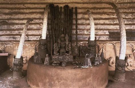 O Altar de Benin: Uma Visão Vibrante de Deuses e Ancestrais em Bronze!